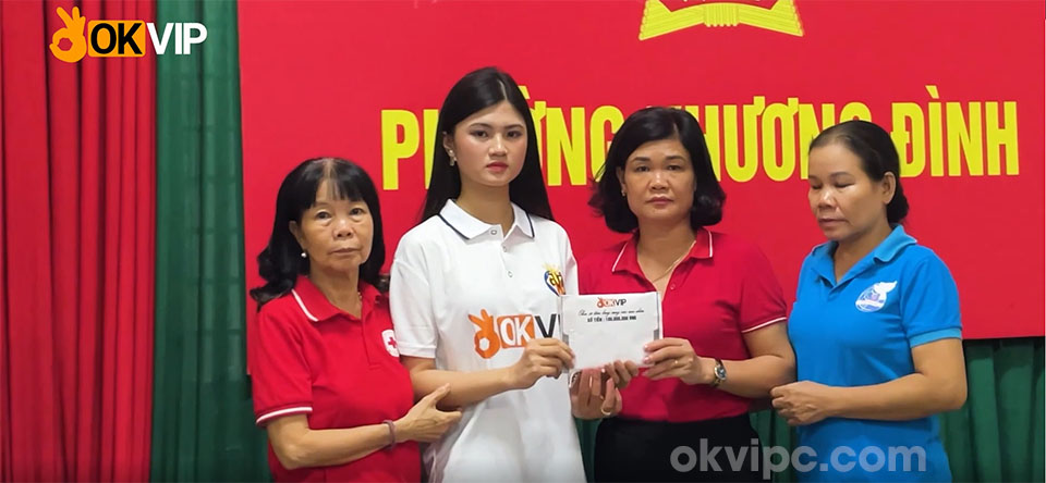 Đại diệ OKVIP trao tặng 100 triệu đồng cho người nhà những nạn nhân vụ cháy chung cư mini tại Hà Nội