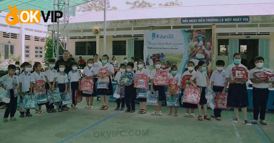 Hình ảnh công ty tặng qua cho các em nhỏ tại xã Long Tiên, huyện Cai Lậy, tỉnh Tiền Giang